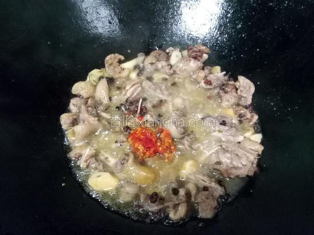 再放入一大勺豆瓣酱。（这个豆瓣酱是自己做的，里面已含有八角山奈）将豆瓣酱滑入锅中炒香。