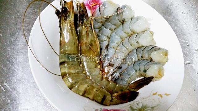 6只大虾去虾头、去虾壳，用腌料拌匀腌10分钟（保留2只完整的煮好放碗面的）全部大虾挑去虾肠