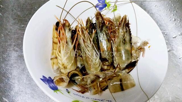 虾头和虾壳用碗盛起备用