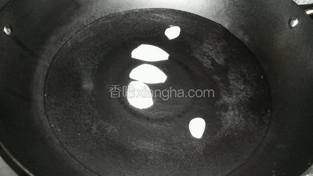 锅里下适量的水，下蒜瓣和姜片