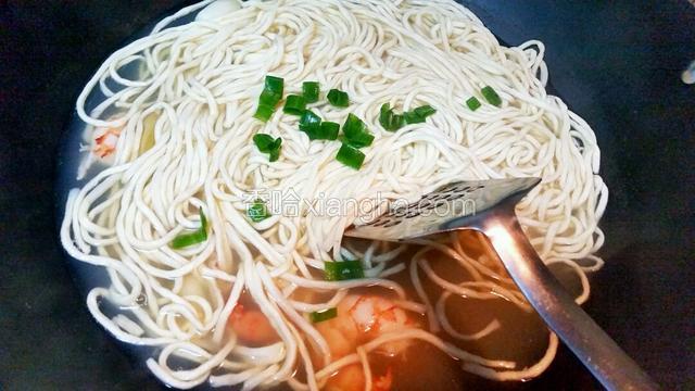 捞起伊面沥干水，再放入大虾汤里，下葱花，大虾伊面完成了