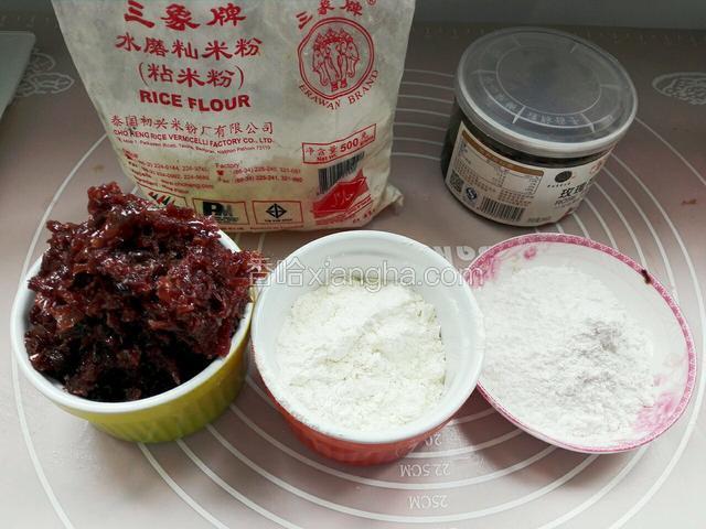准备玫瑰花馅料:称重糖玫瑰花，面粉和沾米粉