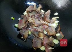 胡萝卜炒腊肉的做法图解10