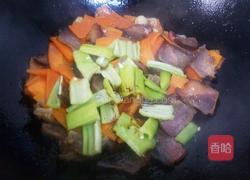胡萝卜炒腊肉的做法图解13