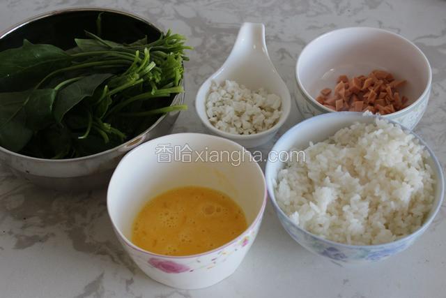 准备好食材，香肠切丁，咸蛋清切丁，菠菜洗净，鸡蛋打散