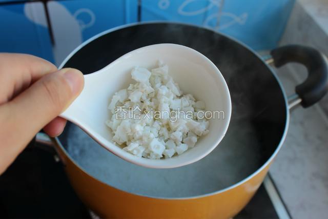 水开后转小火放入咸蛋清