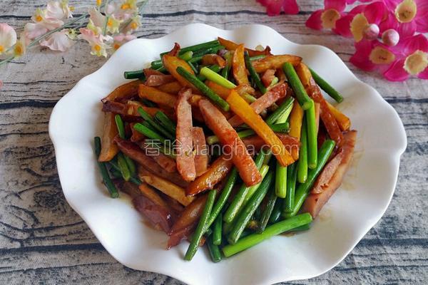 红肠蒜苔土豆条