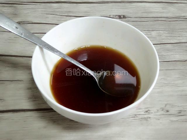 接下来调汁，碗里添加适量的水，蚝油，胡椒粉，生抽，盐，水淀粉然后搅拌均匀备用。