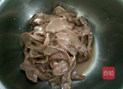 猪腰炒洋葱青椒的做法图解1