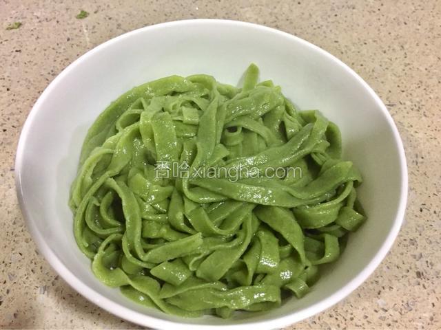 捞出面条盛入碗中，滴入少许香油拌匀。