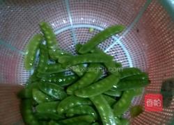 腊肠炒荷兰豆的做法图解1