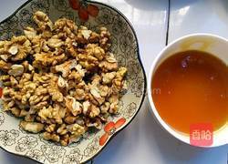 蜂蜜黑桃仁的做法图解2