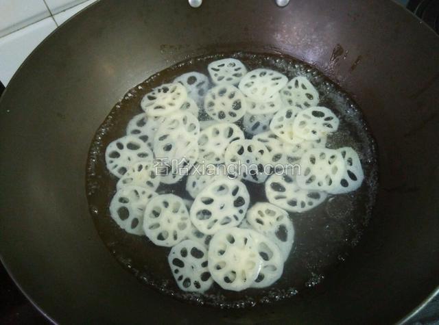 锅里水烧开，下莲藕煮3分钟。