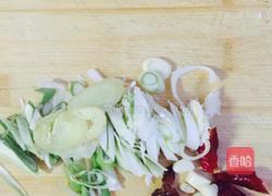 东北酸菜猪肉炖粉条的做法图解2