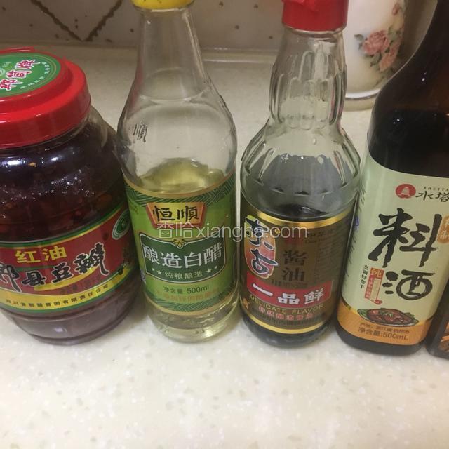 准备调料，白醋，料酒，生抽备用。