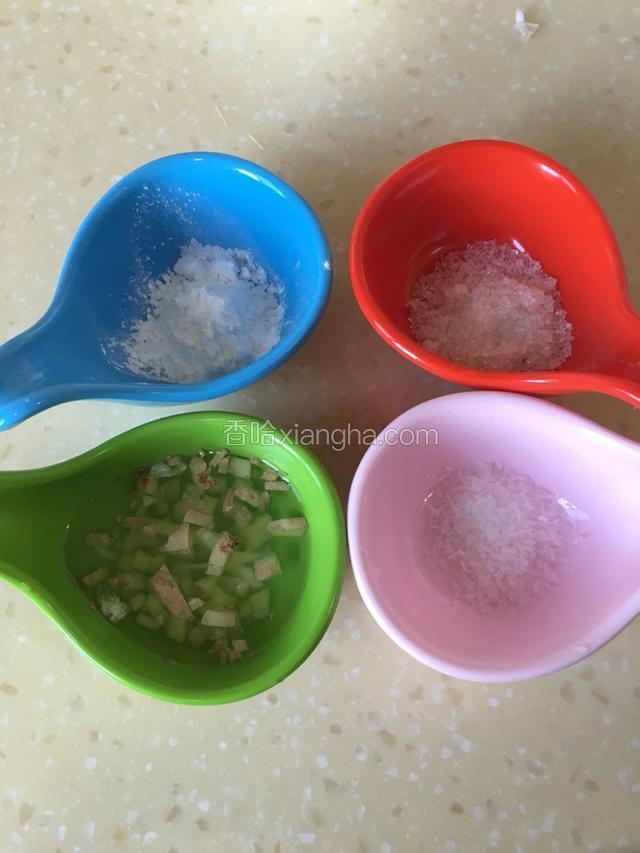 葱切葱花，姜切片，蒜拍碎切成块，准备精盐，味精，白糖，花椒面备用。