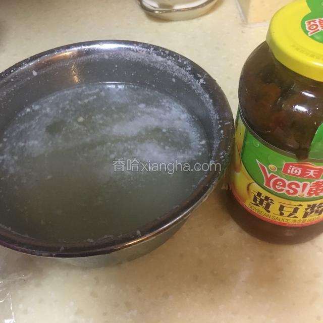 准备老汤和黄豆酱。