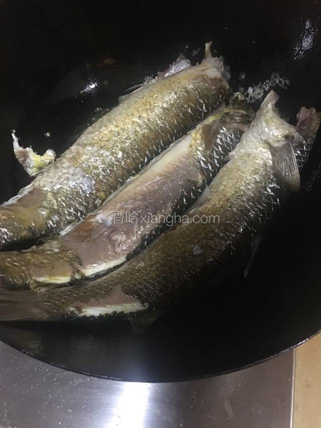 轻轻晃动锅身，鱼有晃动，煎至金黄色时，小心翼翼一条一条翻过身来煎另一面至金黄色。