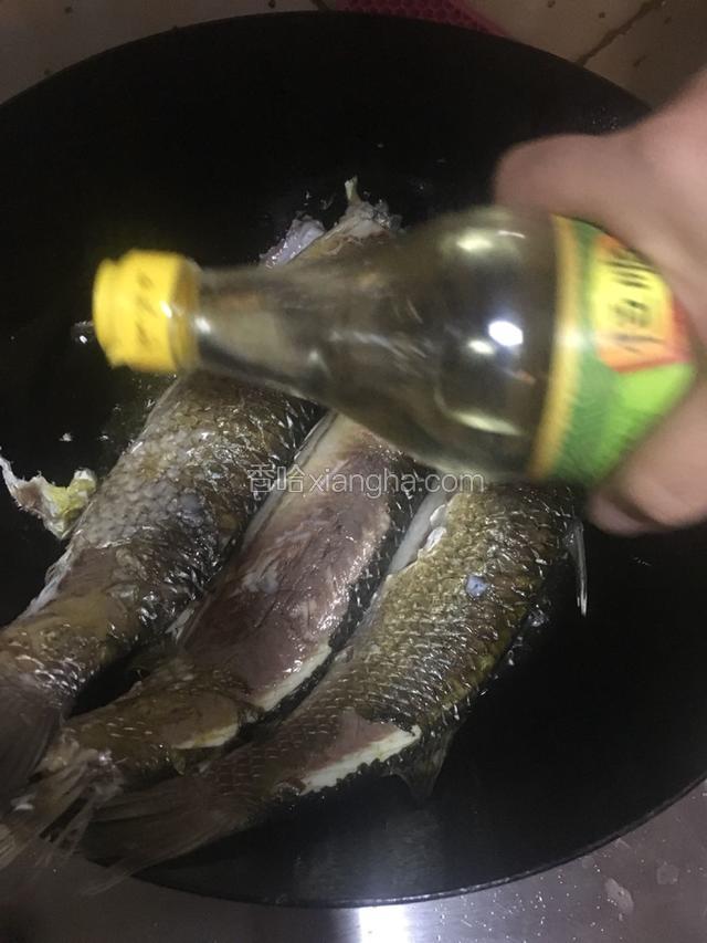 这时沿锅边淋入白醋，盖上锅盖焖一会去腥。
