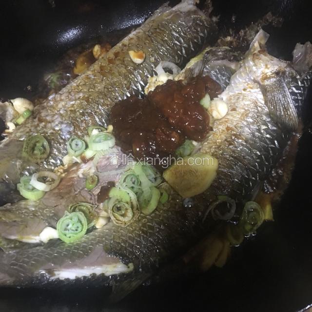 放入黄豆酱，料酒，葱花，姜片，蒜块，生抽，花椒面。