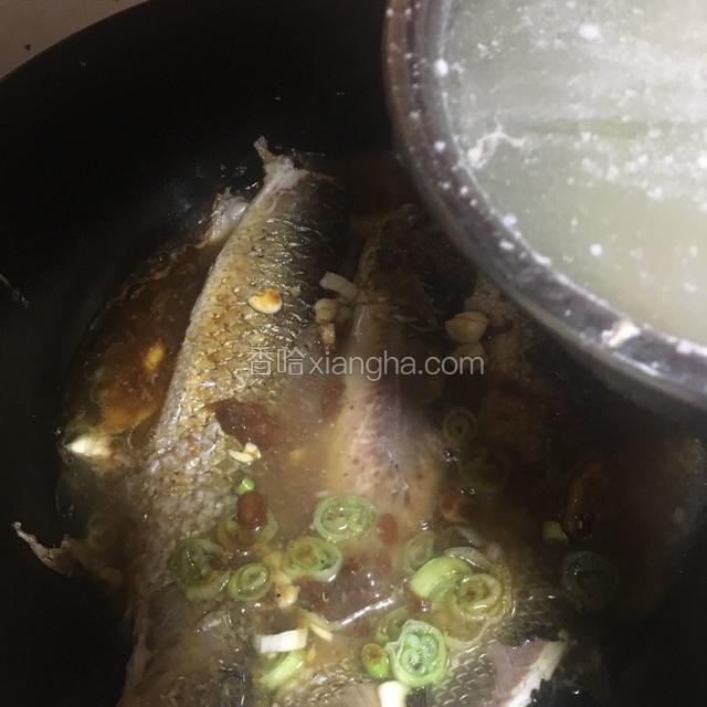 倒入老汤没过鱼身。