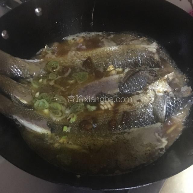 放入精盐，白糖。