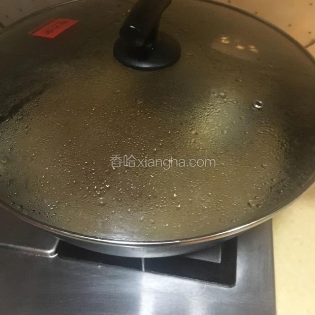 盖上锅盖酱焖20分钟左右。