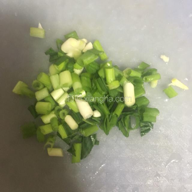 把香䓤切成小段。