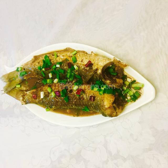 出锅装盘，把锅中汤汁倒入鱼身上，把香葱碎撒在鱼身上点缀。
