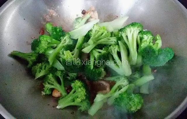 豆豉炒出香味后放入西兰花。