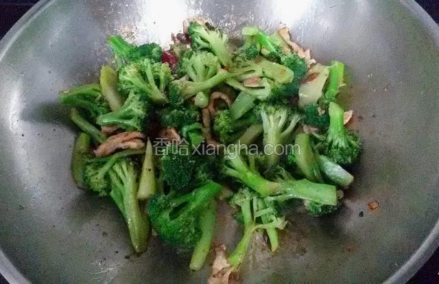 放入盐，蚝油接着煸炒。