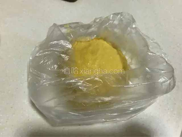 用刮刀和成面团，放入保鲜袋，进冰箱冷藏一个小时。