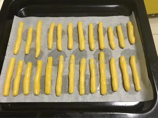 手掌或手指在案板上搓面团成条。（造型二）