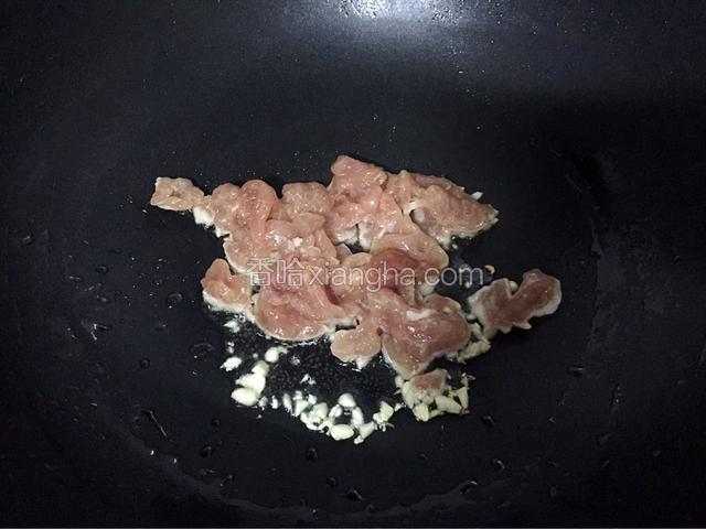 放入猪肉翻炒至变色变白