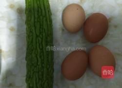 苦瓜煎鸡蛋的做法图解1