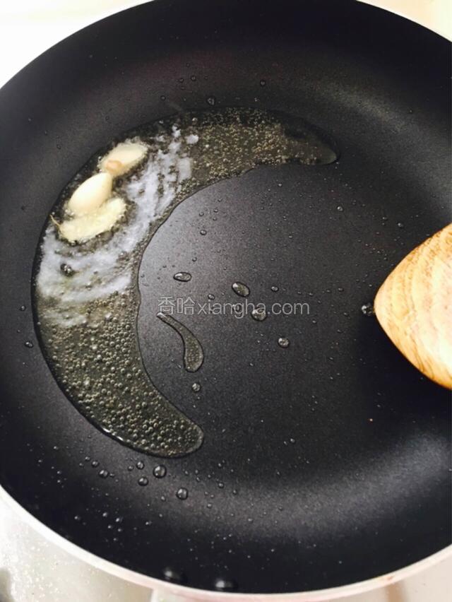 冷锅冷油烧至五成热，加入蒜和姜小火爆香