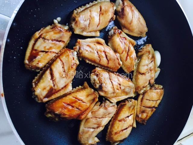 放入鸡翅，先煎正面