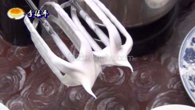 再加剩下的细砂糖二分之一用三档速度搅打60秒!留下的二分之一细砂糖放入蛋黄中!完成后的蛋清应该是很细腻打蛋头上是直立的小尖峰也就是十分发!
