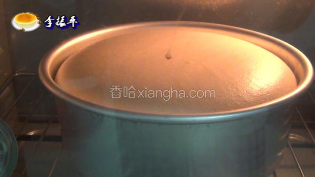在翻拌蛋糕糊时烤箱预热150度时间10分钟！做好设烤箱温度150度时间40分钟烤完全程！这是烤了20分钟的样子！