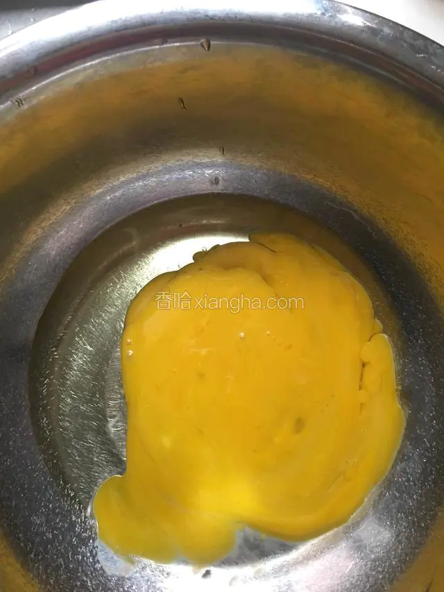 把玉米胚芽油倒入蛋黄中搅拌均匀