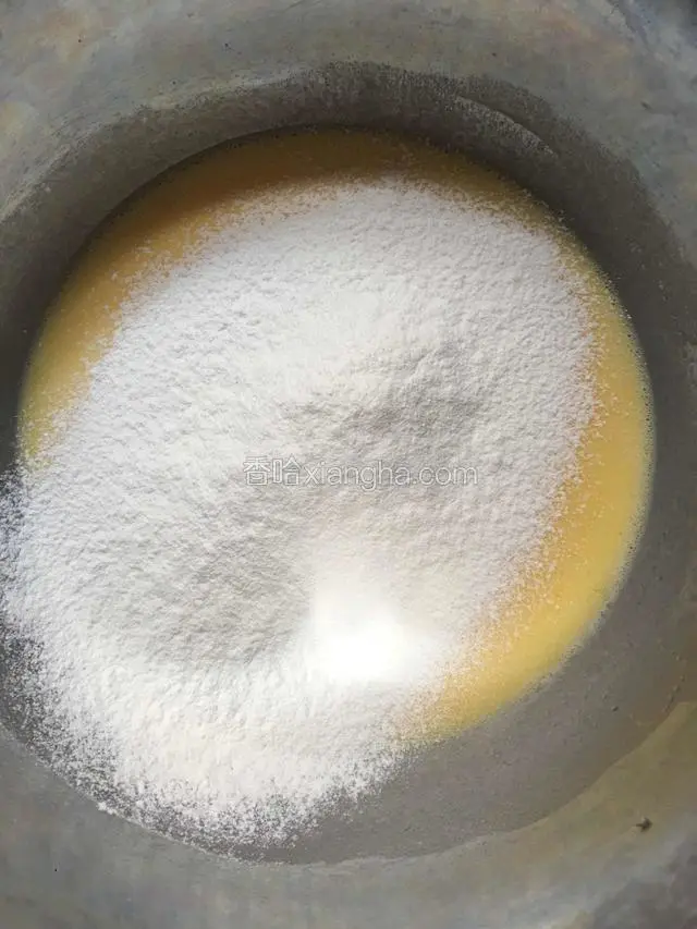 把低筋面粉过筛加入蛋黄液中