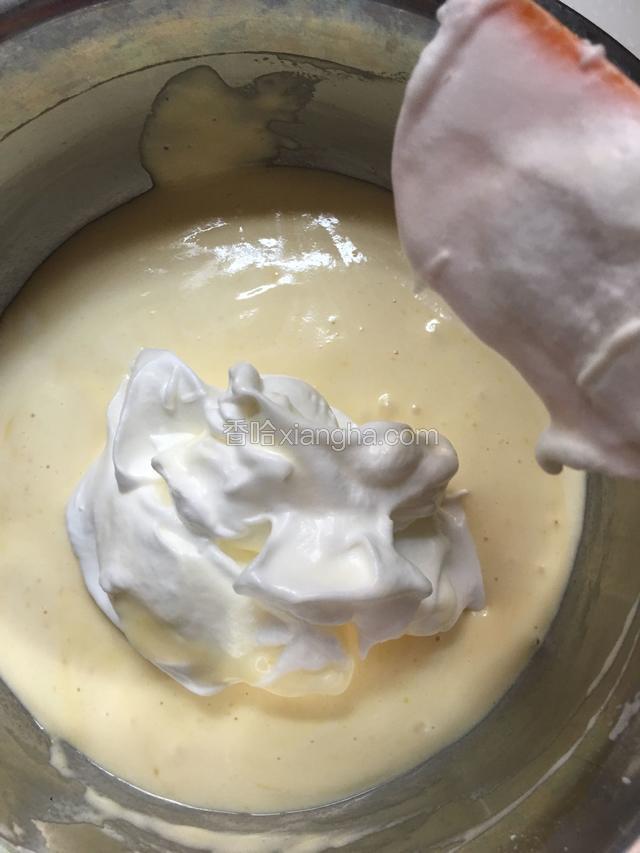 搅拌均匀后再加入三分一蛋白霜继续搅拌均匀