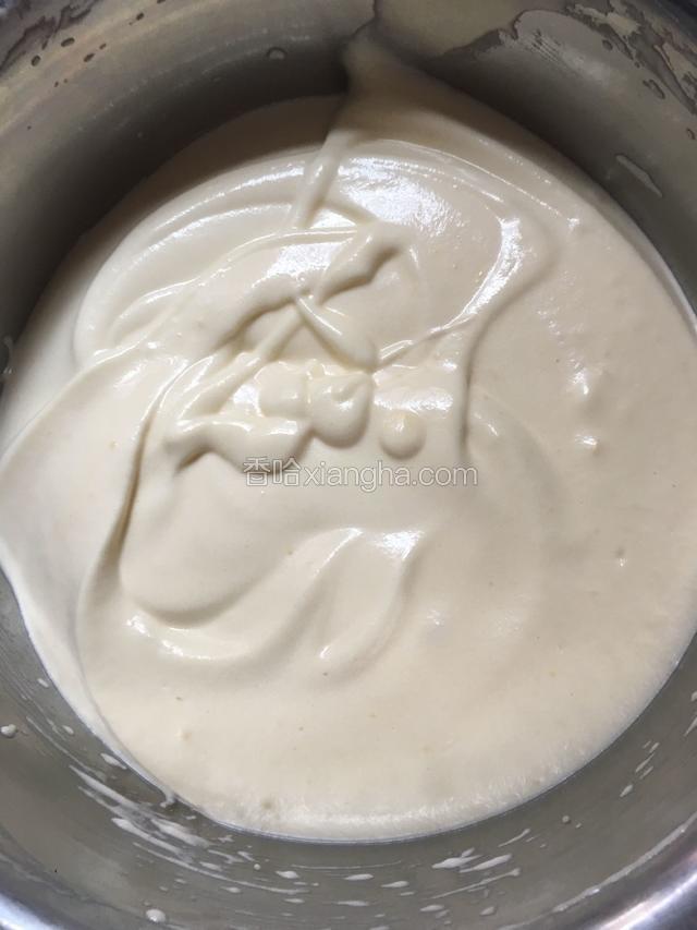 搅拌好加入最后的三分一蛋白霜继续搅拌均匀
