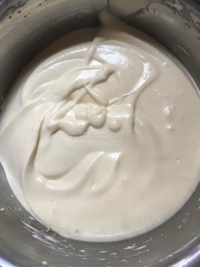 搅拌好加入最后的三分一蛋白霜继续搅拌均匀