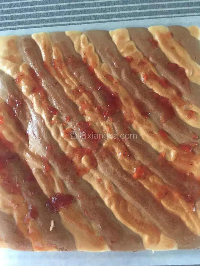 再去取一张干净油纸再翻过来，抹上草莓酱