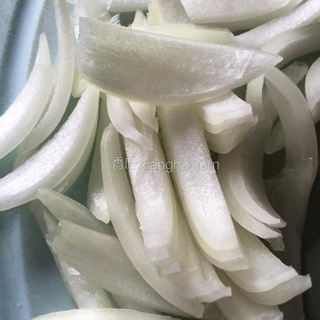 洋葱去皮洗净切成丝备用，洋葱放入冰箱冷冻几分钟后用切，不会辣眼睛