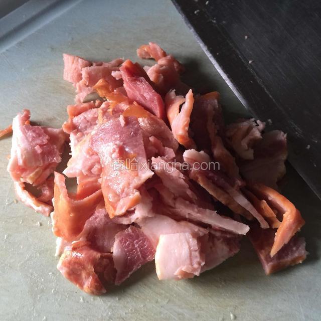 培根片切小块备用