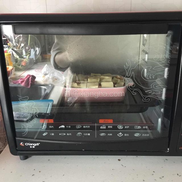 放入预热好的烤箱中层，220度烤20分钟左右