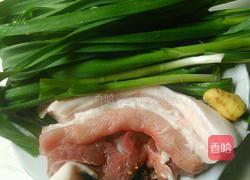 蒜苗回锅肉的做法图解1