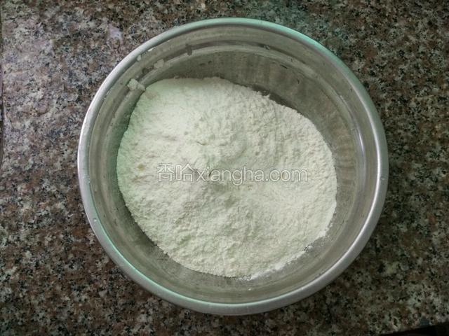 面粉放盆里；